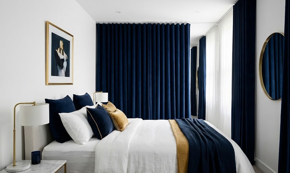 Rèm cửa màu xanh navy blue tạo điểm nhấn chiều sâu